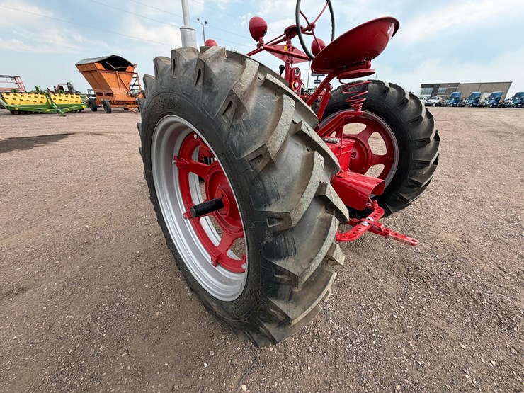 1952-farmall-super-m-tractor-image-21