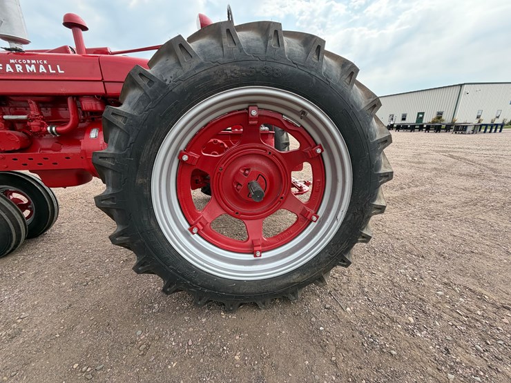 1952-farmall-super-m-tractor-image-19