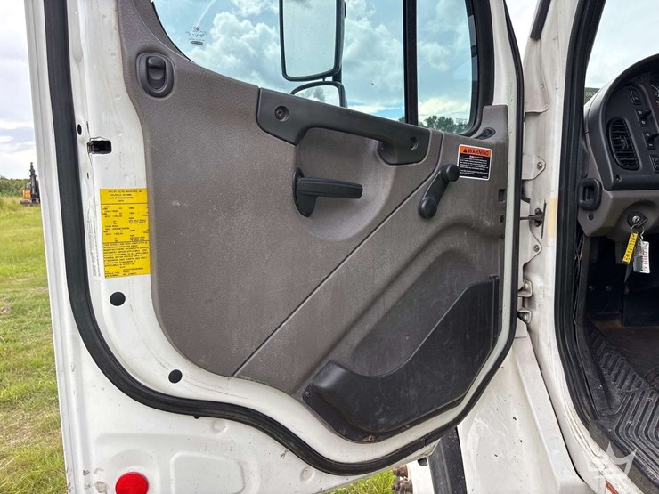 2020-freightliner-m2-106-image-44
