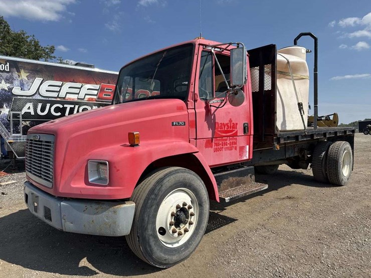 2003-freightliner-fl70-image-1