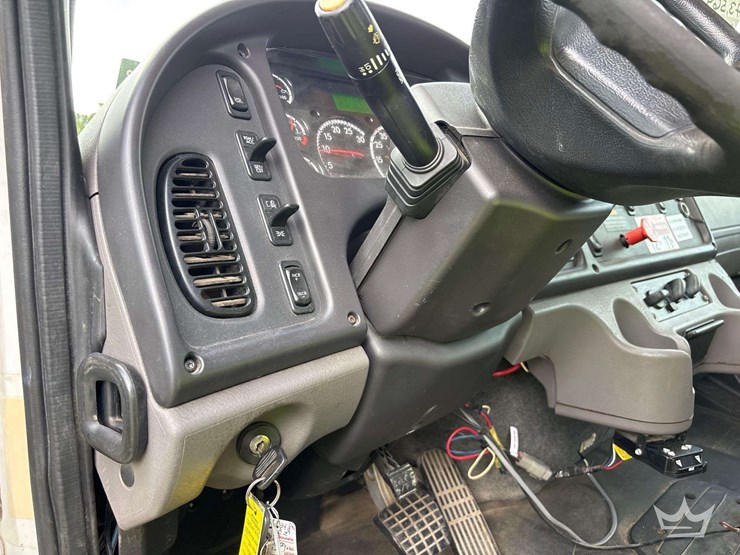 2020-freightliner-m2-106-image-47