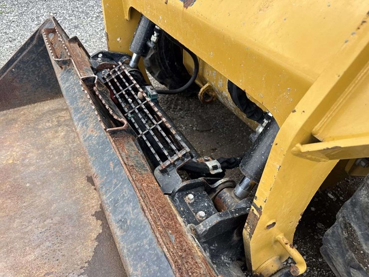 caterpillar-236d-image-9
