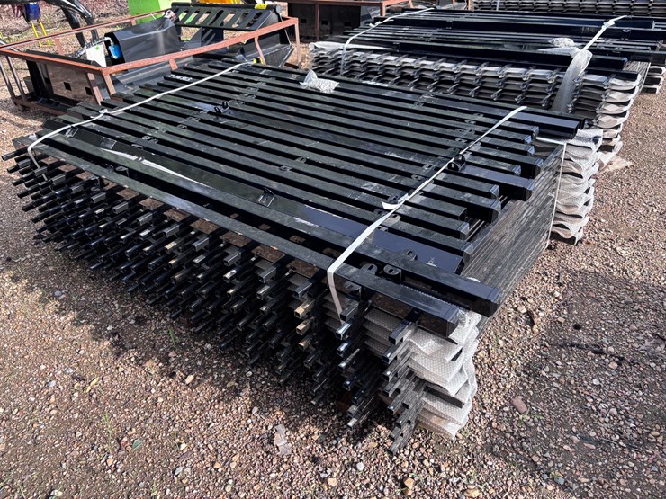 #3462-•-bundle-of-metal-fence-panels-image-2