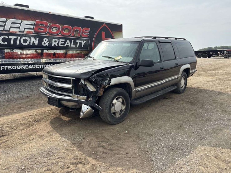 1999-gmc-suburban-image-1