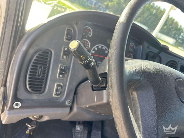 2014-freightliner-m2-106-image-40