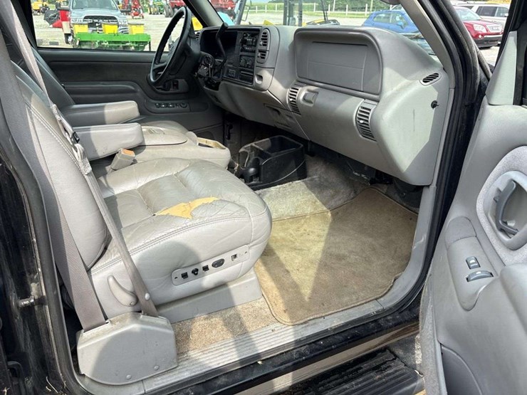 1999-gmc-suburban-image-15