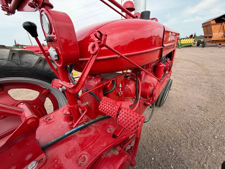 1952-farmall-super-m-tractor-image-26
