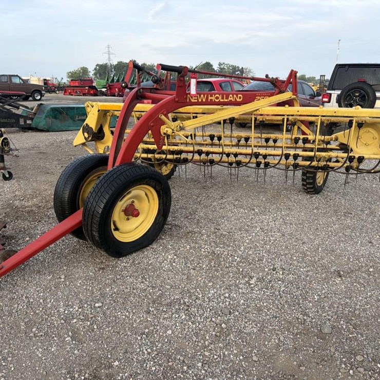 NEW HOLLAND 256