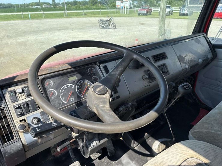 2003-freightliner-fl70-image-12