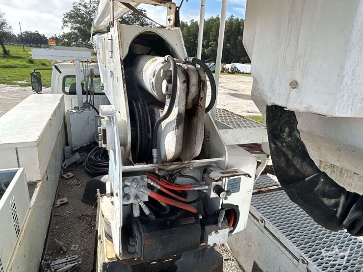 2014-freightliner-m2-106-image-16