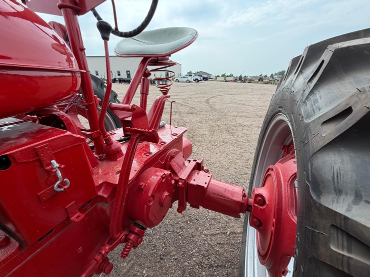 1952-farmall-super-m-tractor-image-18