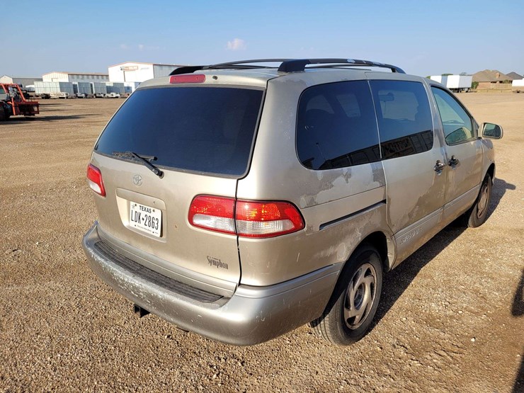 2003-toyota-sienna-image-10