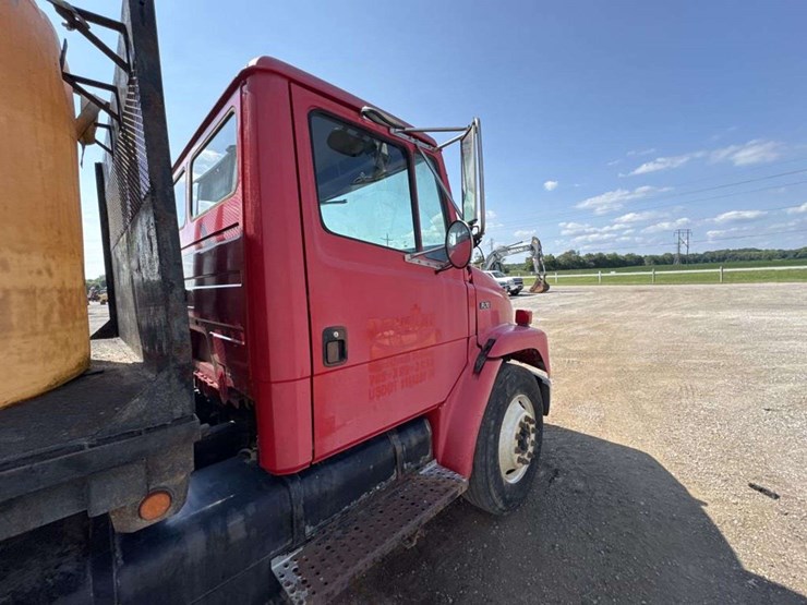 2003-freightliner-fl70-image-23