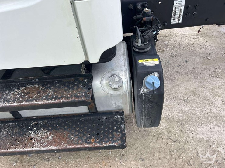 2016-freightliner-m2-106-image-16