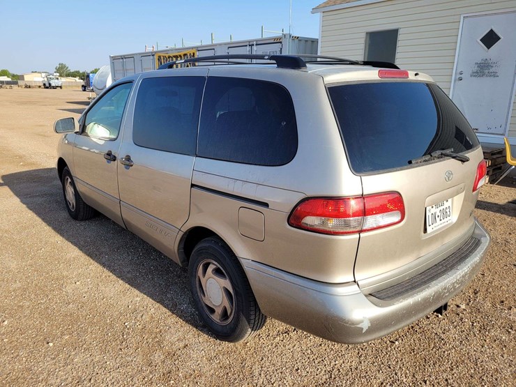 2003-toyota-sienna-image-11