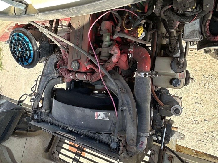 2014-freightliner-m2-106-image-9
