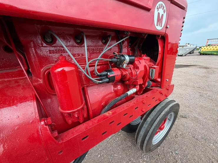 1952-farmall-super-m-tractor-image-31