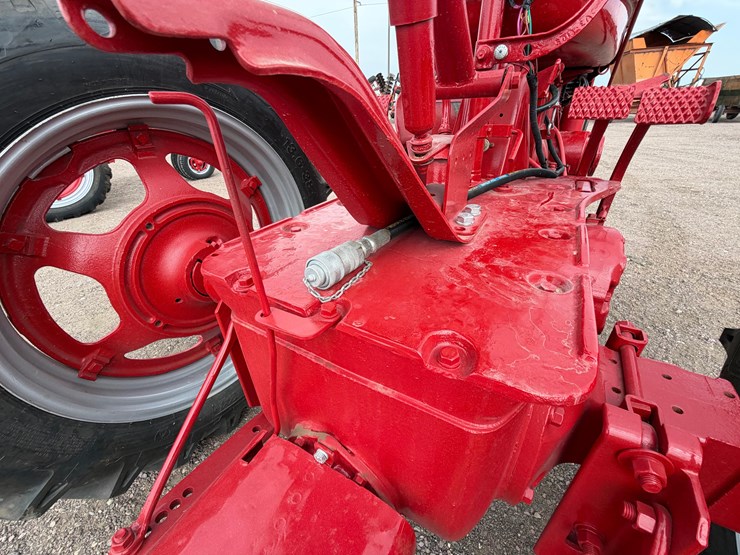 1952-farmall-super-m-tractor-image-24