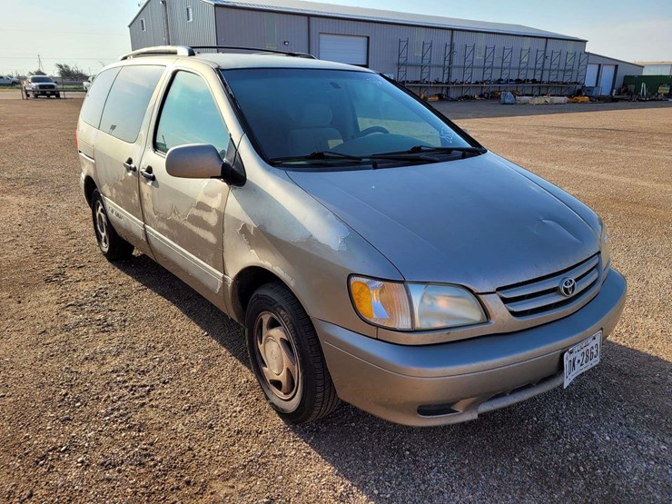 2003-toyota-sienna-image-3