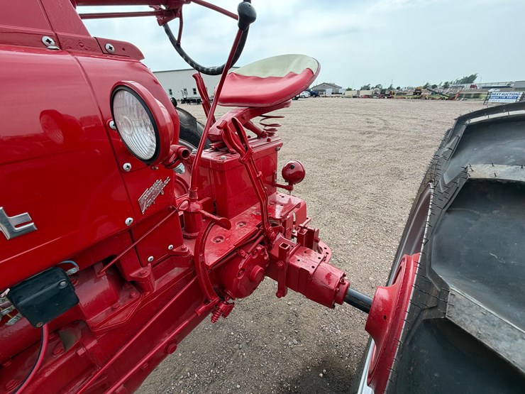 1955-farmall-300-tractor-image-15