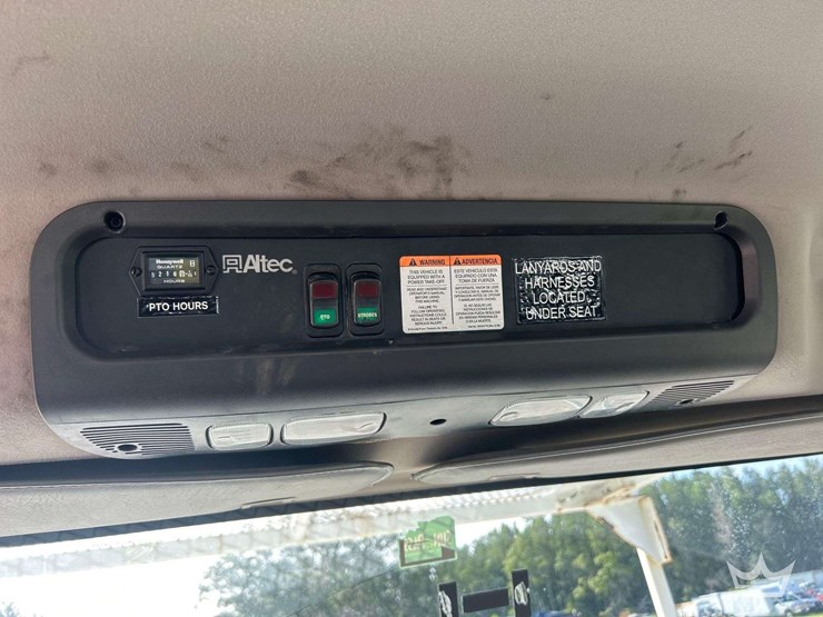 2014-freightliner-m2-106-image-42