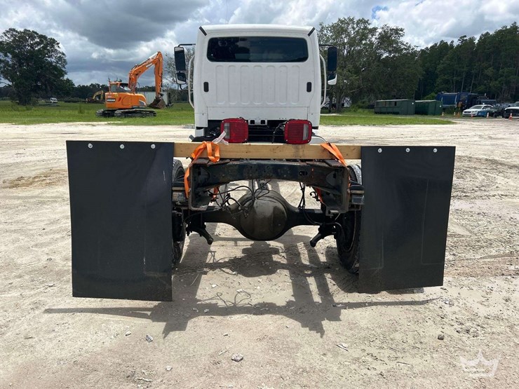 2016-freightliner-m2-106-image-30