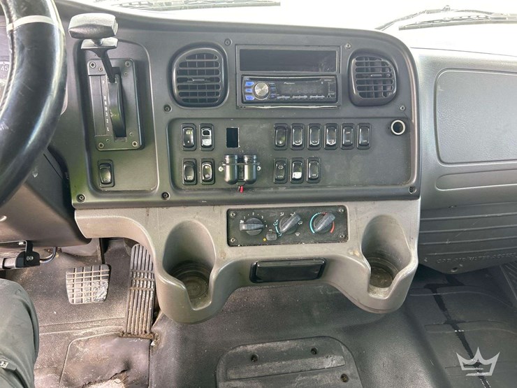 2016-freightliner-m2-106-image-13