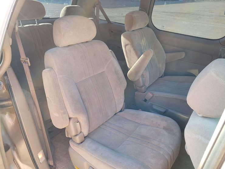 2003-toyota-sienna-image-8