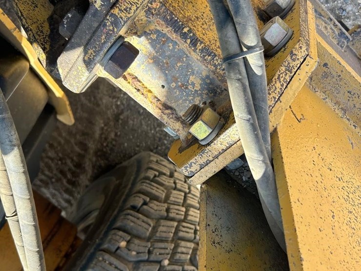 2011-caterpillar-140m2-awd-image-34