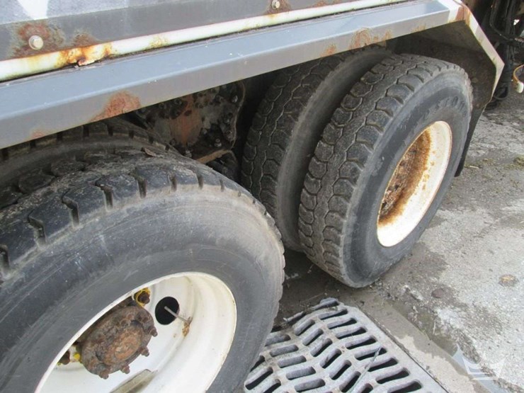 2015-freightliner-108sd-image-36