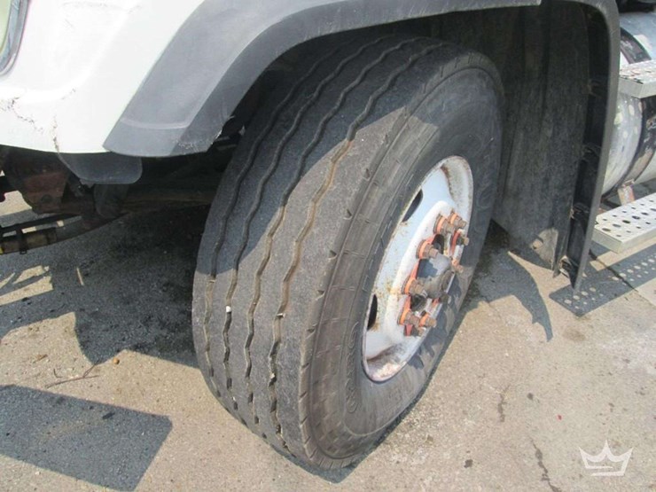 2015-freightliner-108sd-image-34