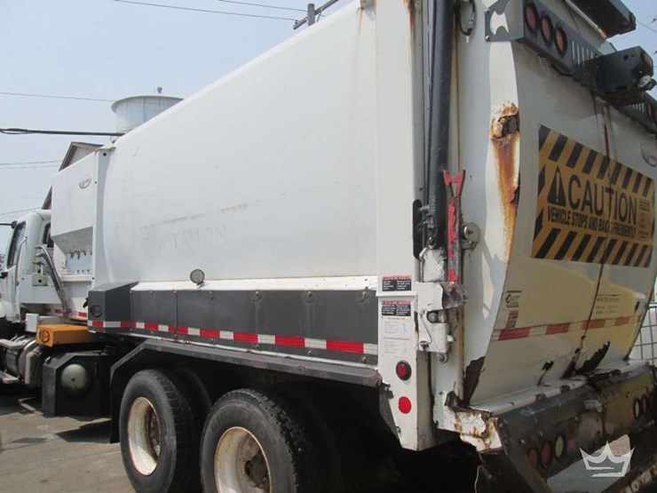 2015-freightliner-108sd-image-4