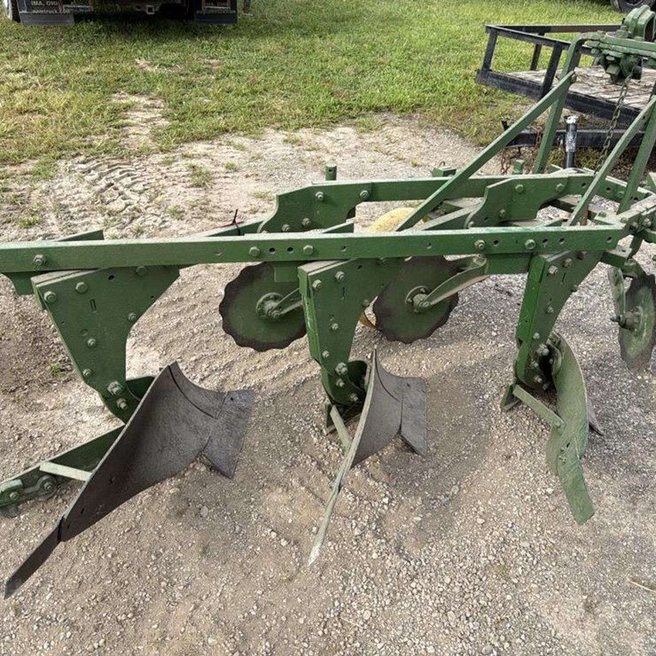 JOHN DEERE 813