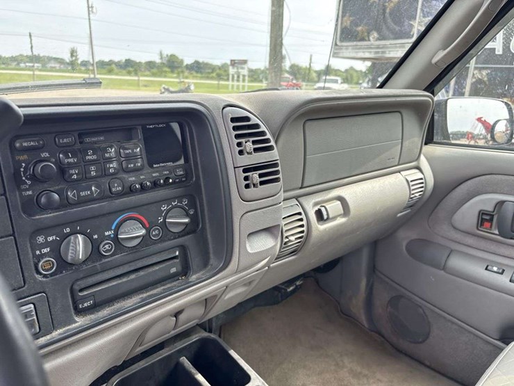 1999-gmc-suburban-image-17