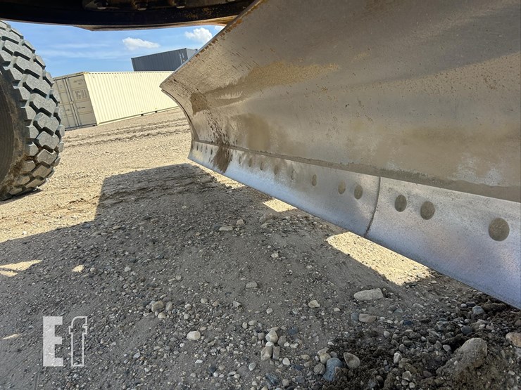 2011-caterpillar-140m2-awd-image-17