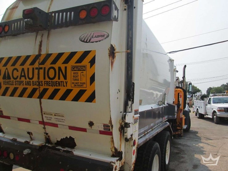 2015-freightliner-108sd-image-3