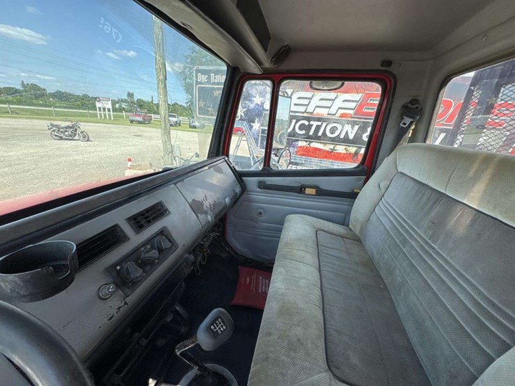 2003-freightliner-fl70-image-14
