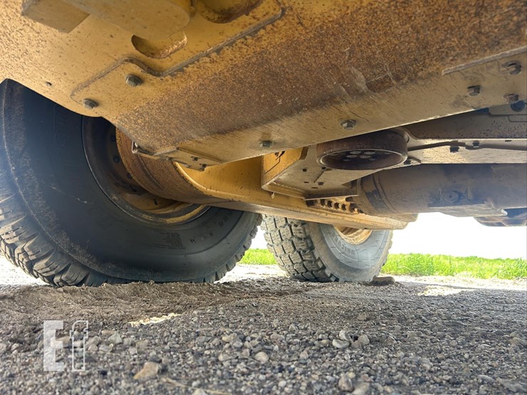 2011-caterpillar-140m2-awd-image-50