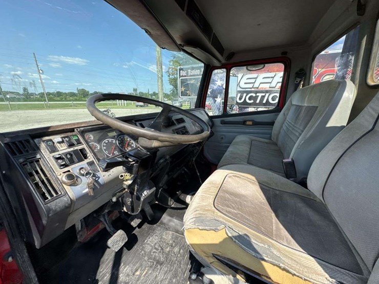 2003-freightliner-fl70-image-10