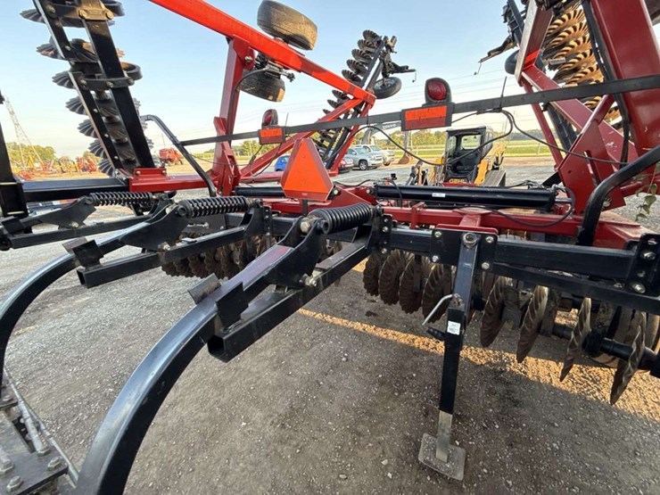 case-ih-330-image-18