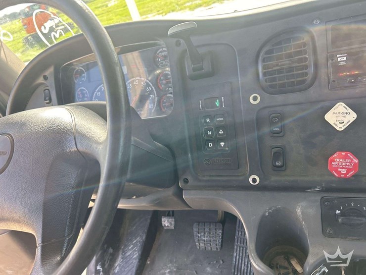 2014-freightliner-m2-106-image-39