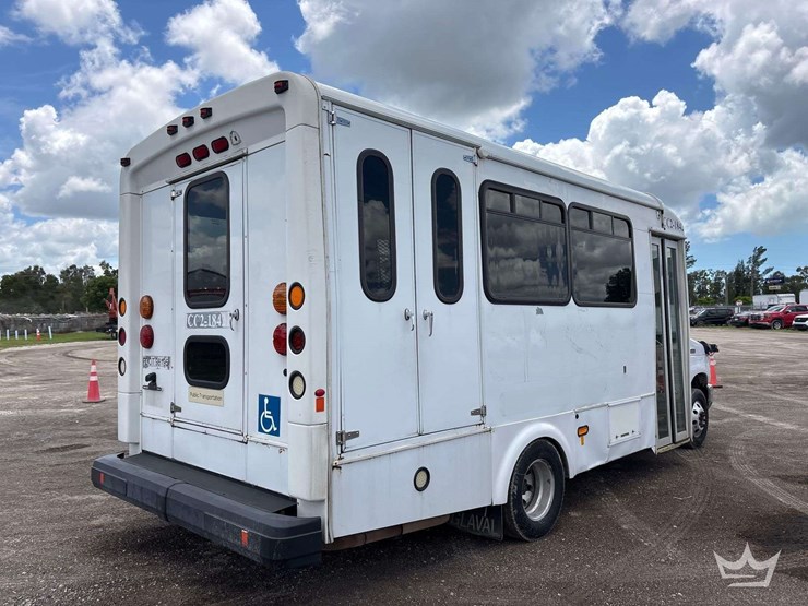 2017-ford-e450-image-3