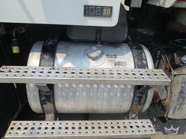 2015-freightliner-108sd-image-17