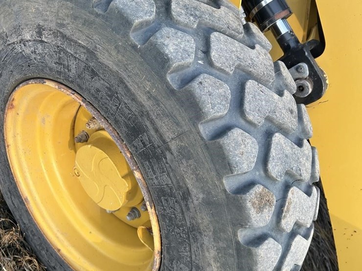 2015-caterpillar-910k-image-52