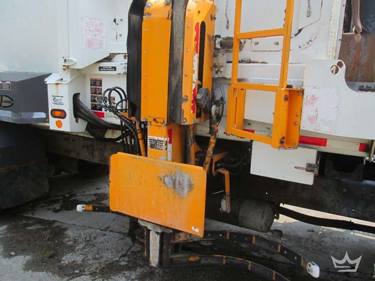 2015-freightliner-108sd-image-18