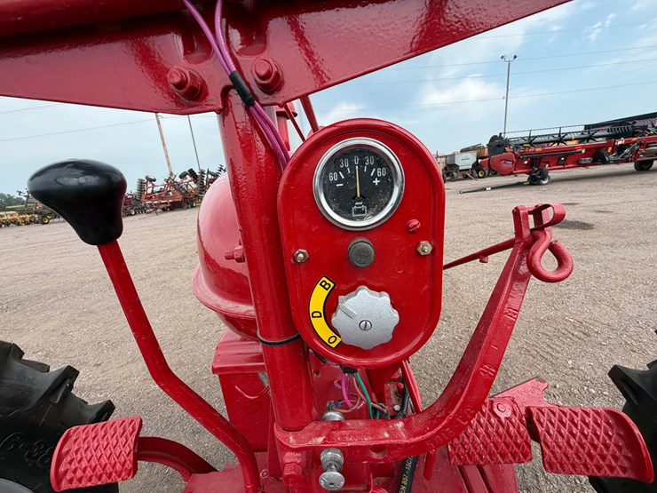1952-farmall-super-m-tractor-image-27