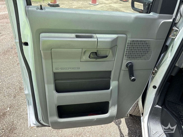 2017-ford-e450-image-11