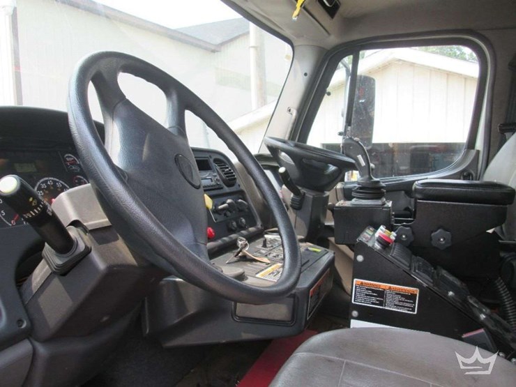 2015-freightliner-108sd-image-27