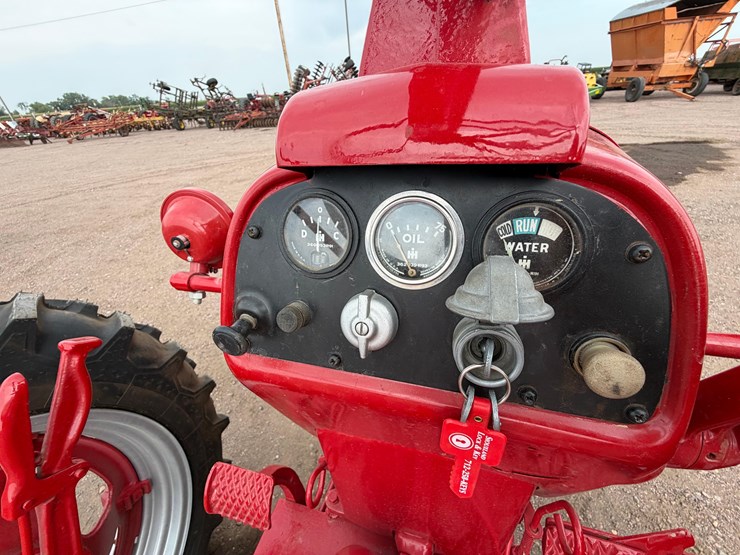 1955-farmall-300-tractor-image-27