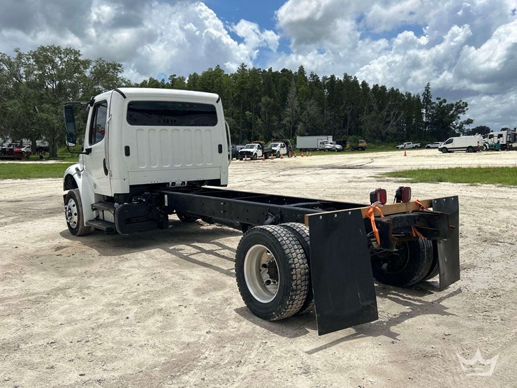 2016-freightliner-m2-106-image-3